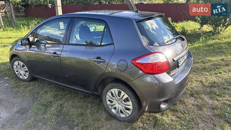 Хэтчбек Toyota Auris 2010 в Остроге