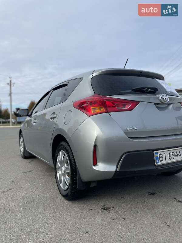 Хетчбек Toyota Auris 2013 в Гадячі