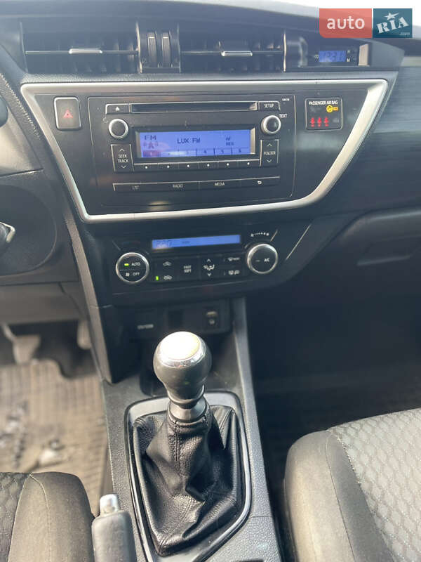 Хетчбек Toyota Auris 2013 в Гадячі