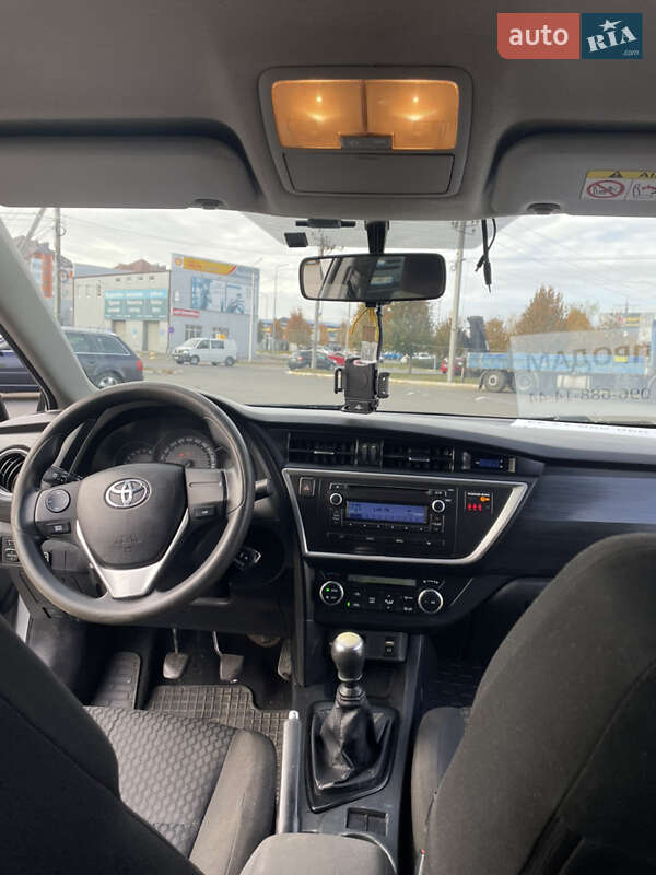 Хетчбек Toyota Auris 2013 в Гадячі