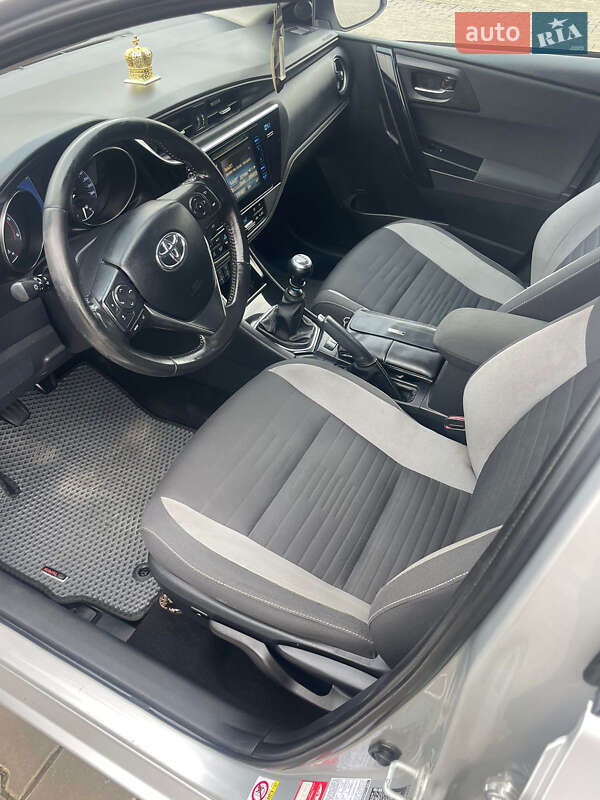 Хетчбек Toyota Auris 2015 в Любомлі