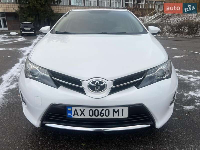 Хэтчбек Toyota Auris 2014 в Киеве