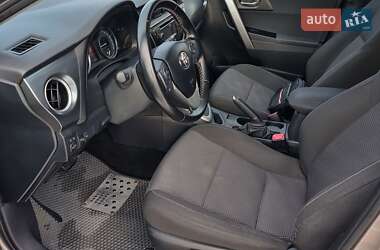 Хетчбек Toyota Auris 2013 в 
