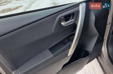 Хетчбек Toyota Auris 2013 в 