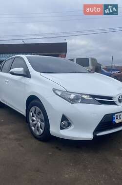 Хэтчбек Toyota Auris 2013 в Чугуеве