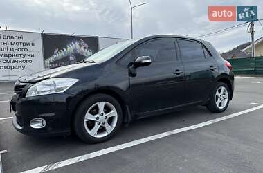 Хэтчбек Toyota Auris 2012 в 