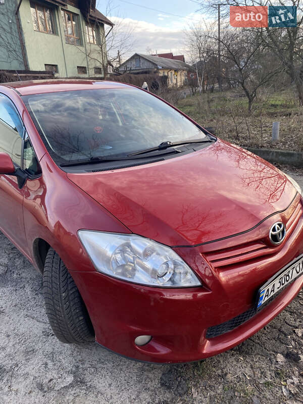 Хэтчбек Toyota Auris 2010 в 