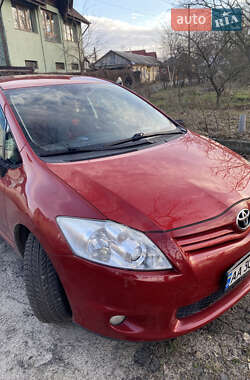 Хэтчбек Toyota Auris 2010 в 