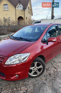 Хэтчбек Toyota Auris 2010 в 