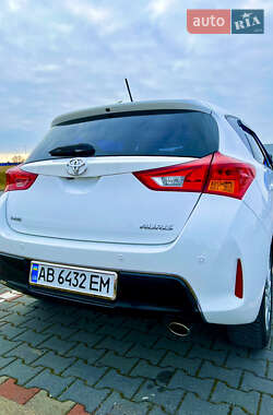 Хэтчбек Toyota Auris 2013 в 