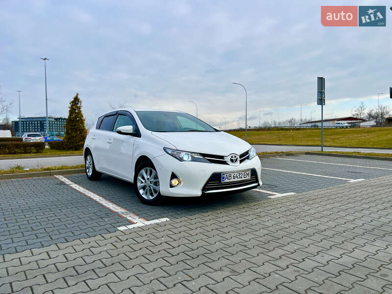 Хэтчбек Toyota Auris 2013 в 