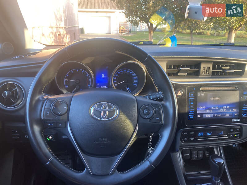 Хэтчбек Toyota Auris 2016 в Ракитном