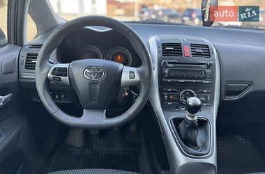 Хетчбек Toyota Auris 2010 в 