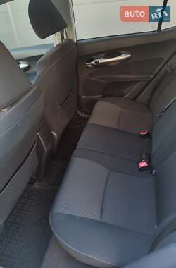 Хэтчбек Toyota Auris 2011 в 