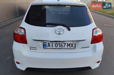 Хэтчбек Toyota Auris 2011 в 