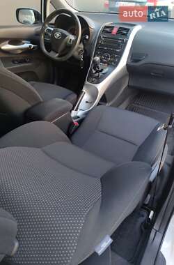 Хэтчбек Toyota Auris 2011 в 