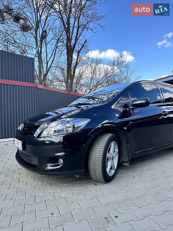 Хэтчбек Toyota Auris 2011 в 