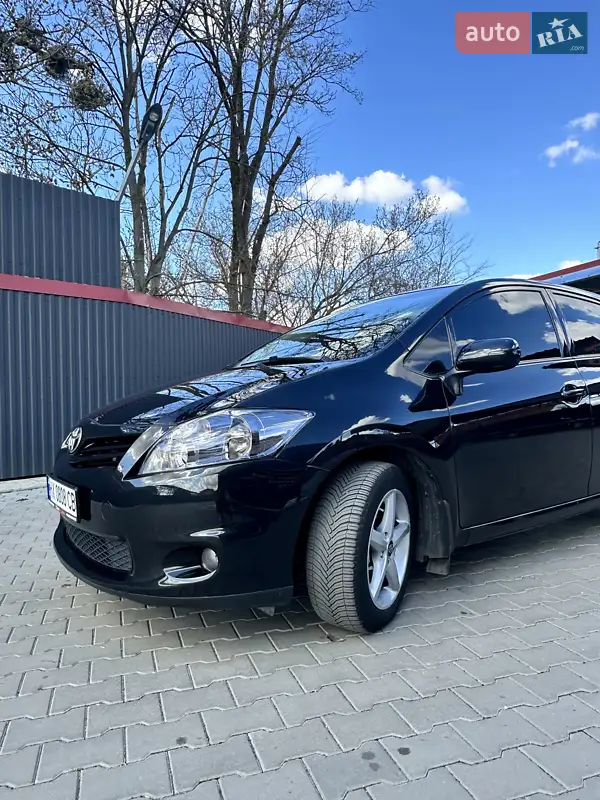 Хэтчбек Toyota Auris 2011 в 
