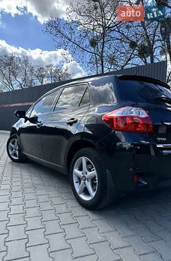 Хетчбек Toyota Auris 2011 в 