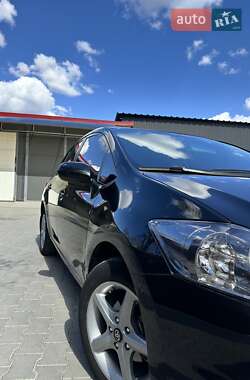 Хетчбек Toyota Auris 2011 в 