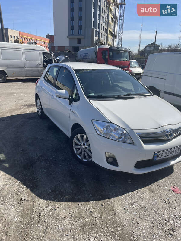 Хэтчбек Toyota Auris 2010 в 