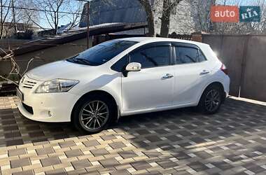 Хэтчбек Toyota Auris 2012 в 