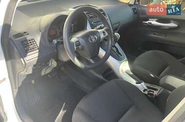 Хэтчбек Toyota Auris 2012 в 