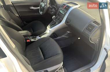 Хэтчбек Toyota Auris 2012 в 