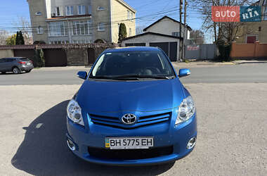 Хэтчбек Toyota Auris 2012 в 