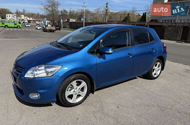 Хэтчбек Toyota Auris 2012 в 