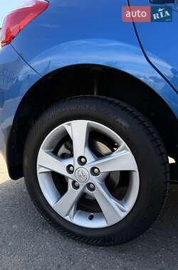 Хэтчбек Toyota Auris 2012 в 