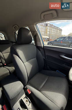 Хэтчбек Toyota Auris 2012 в 