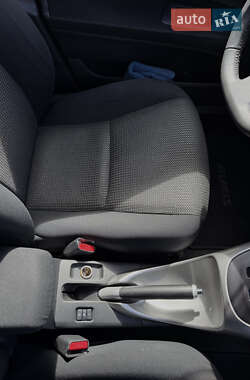 Хэтчбек Toyota Auris 2012 в 