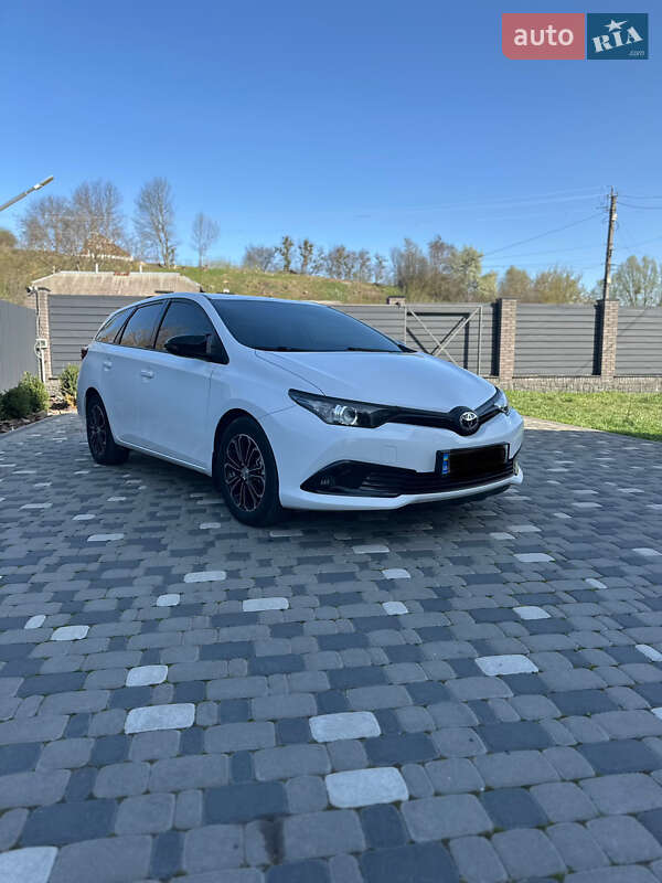 Універсал Toyota Auris 2015 в Радомишлі