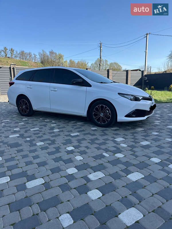 Универсал Toyota Auris 2015 в 