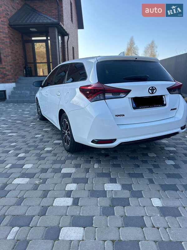Універсал Toyota Auris 2015 в Радомишлі