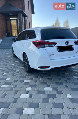 Универсал Toyota Auris 2015 в 