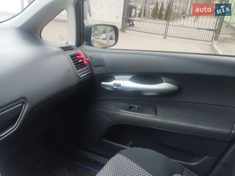 Хэтчбек Toyota Auris 2010 в Черновцах