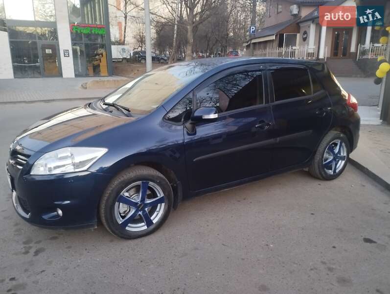 Хэтчбек Toyota Auris 2010 в Черновцах