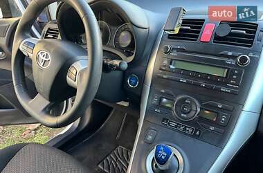 Хэтчбек Toyota Auris 2011 в 