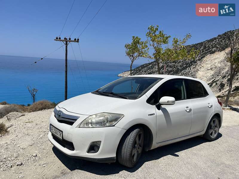 Хэтчбек Toyota Auris 2011 в 
