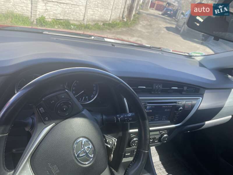 Універсал Toyota Auris 2013 в Звягелі