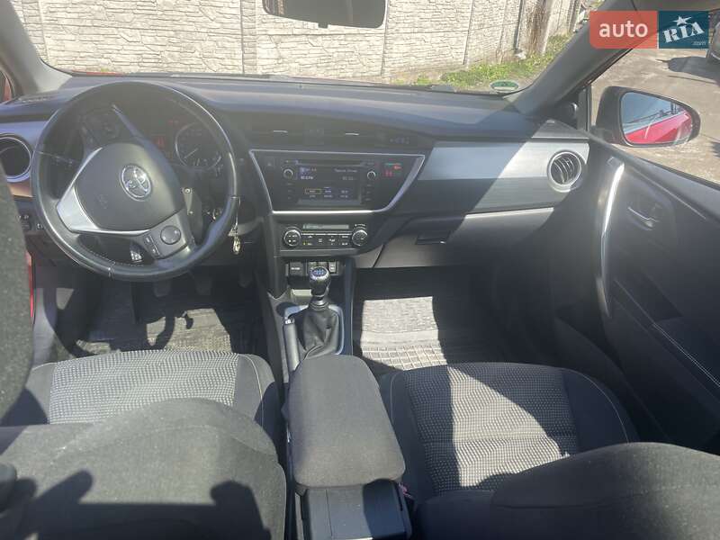 Універсал Toyota Auris 2013 в Звягелі