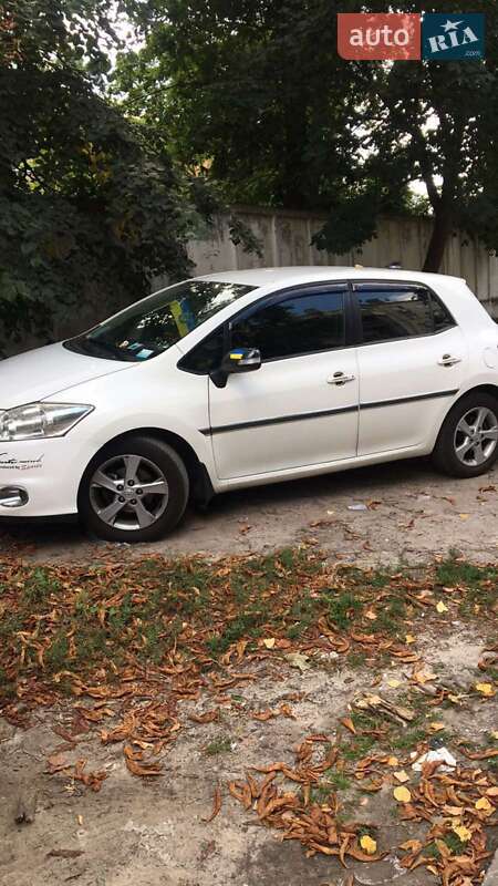Хэтчбек Toyota Auris 2012 в Киеве