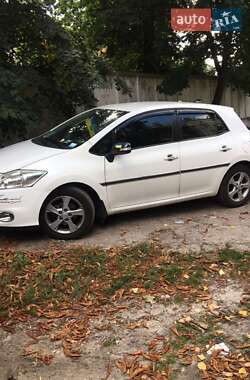 Хэтчбек Toyota Auris 2012 в 