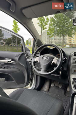Хэтчбек Toyota Auris 2007 в 