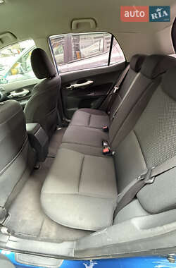 Хэтчбек Toyota Auris 2012 в 
