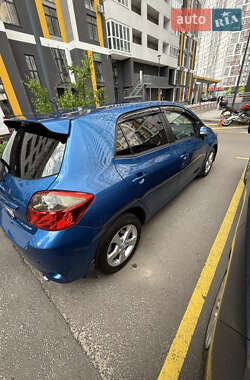 Хэтчбек Toyota Auris 2012 в 