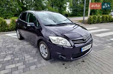 Хэтчбек Toyota Auris 2010 в 