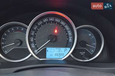 Хетчбек Toyota Auris 2013 в 